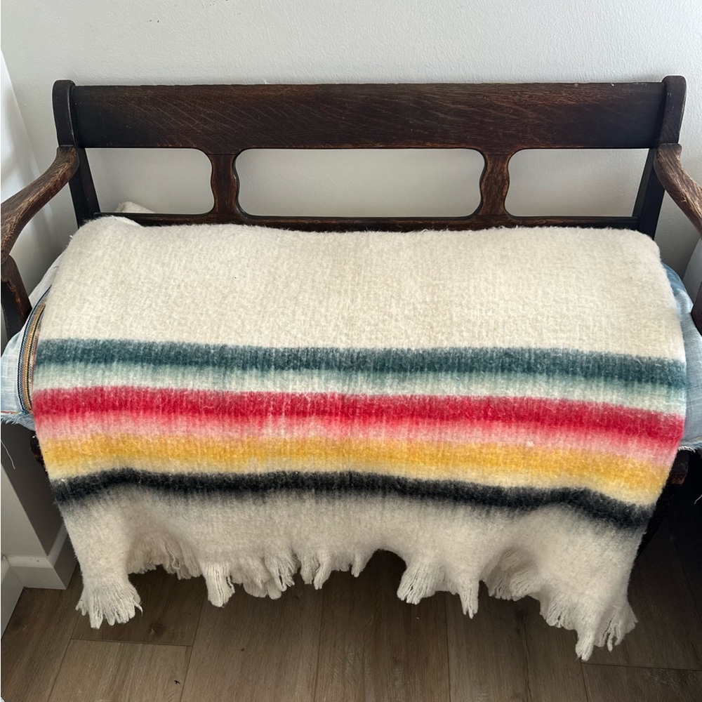 pendleton throw blanket in great condition. Wool.